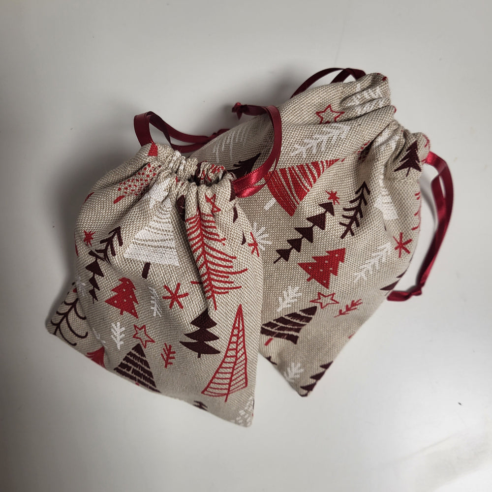 2 cadeauzakjes van een kerststof die je zelf kunt naaien