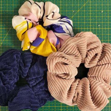3 zelfgemaakte scrunchies op een groene achtergrond