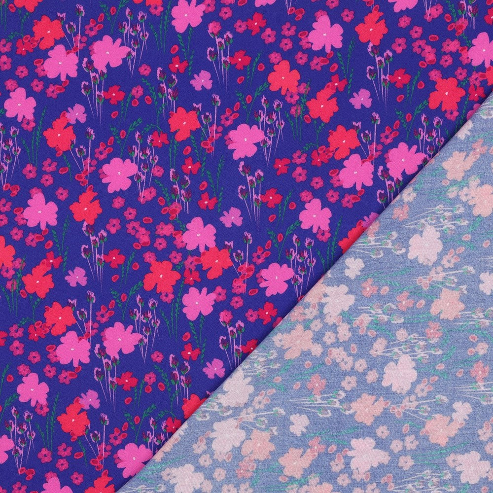 
                  
                    Soepele kobaltblauwe stof met roze en rode bloemetjes, viscose
                  
                