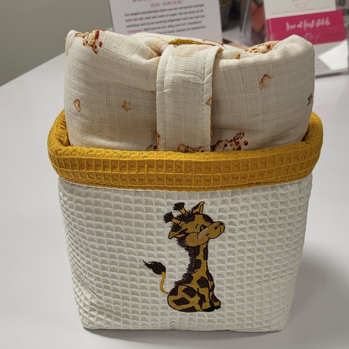 Handgemaakt mandje met geborduurd girafje