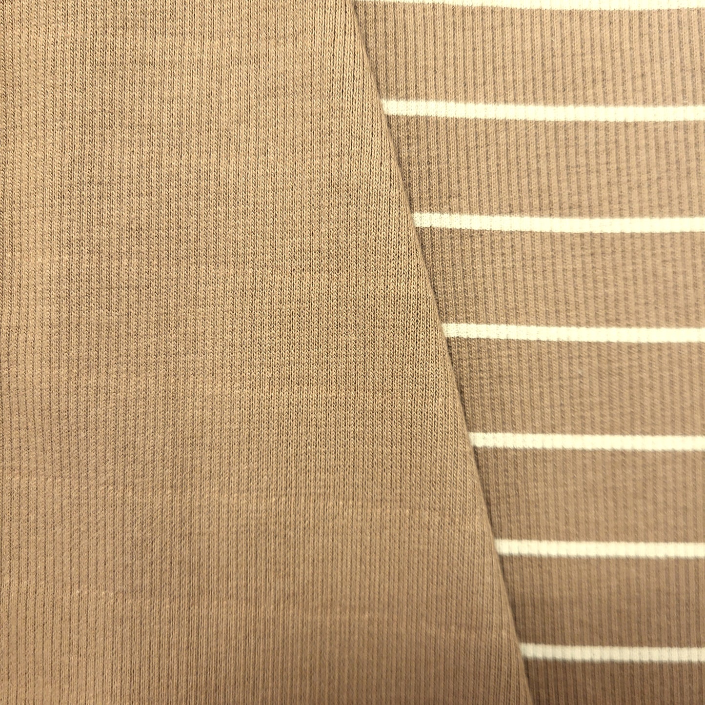 
                  
                    Camelkleurige rekbare stof met streep, ribjersey
                  
                