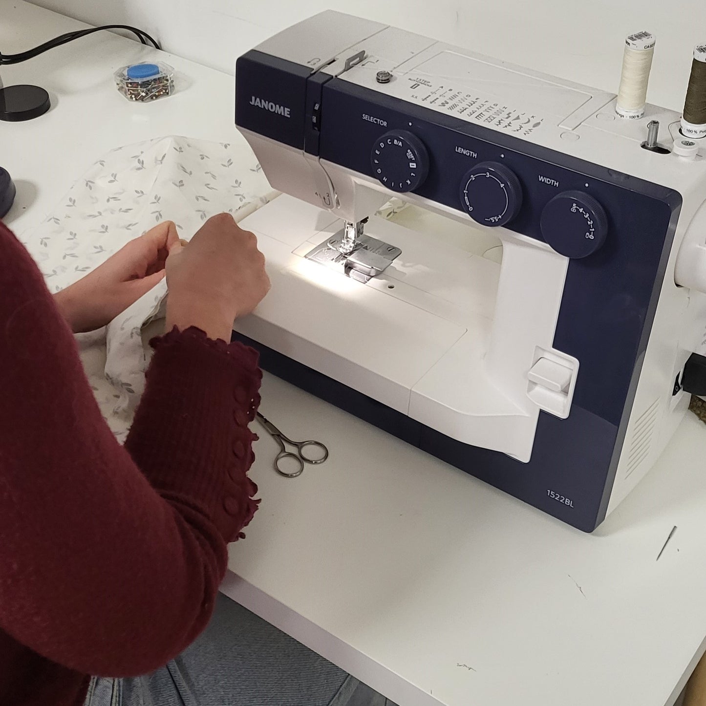 aan het werk tijdens een naaiworkshop