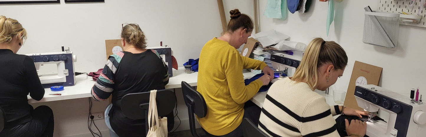 aan het werk tijdens een naaiworkshop